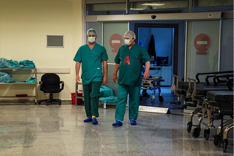 Beyin cerrahı baba ile asistan oğlu, hastalara birlikte hizmet veriyor