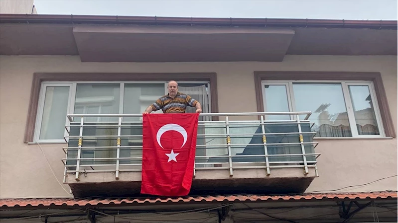 İnternet fenomeni Tahtalıoğlu bu kez Cumhuriyet’in 100. yılı için balkonuna Türk bayrağı astı