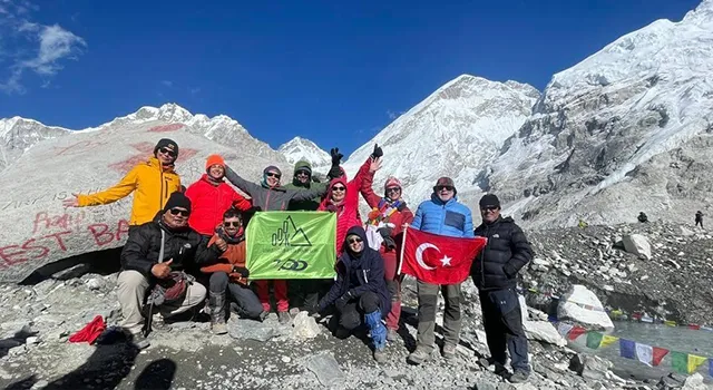 10 Türk dağcı Cumhuriyetin 100.yıl şerefine Everest Dağı’na tırmandı