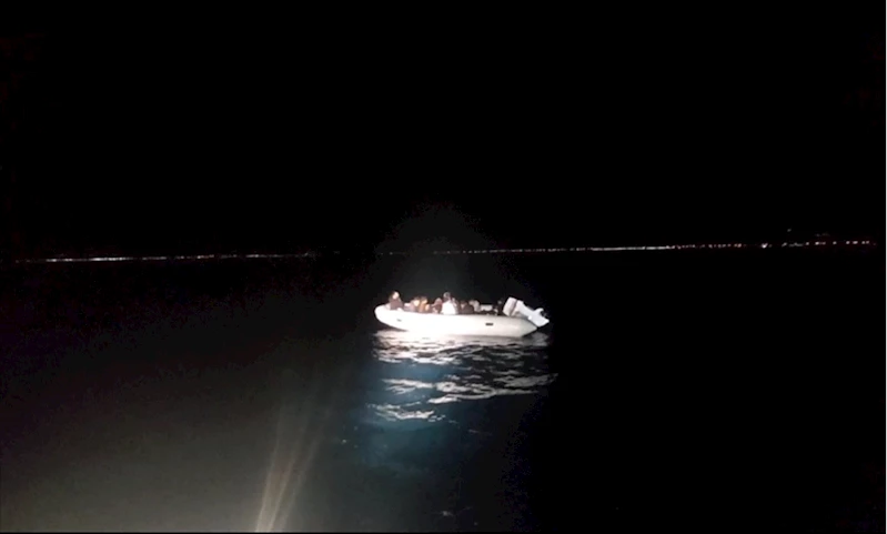 Balıkesir’de motoru arızalanan lastik bottaki 17 düzensiz göçmen kurtarıldı