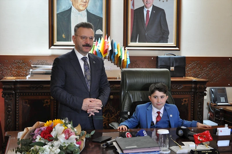 Eskişehir Valisi Aksoy, 23 Nisan dolayısıyla temsili olarak makamını devretti