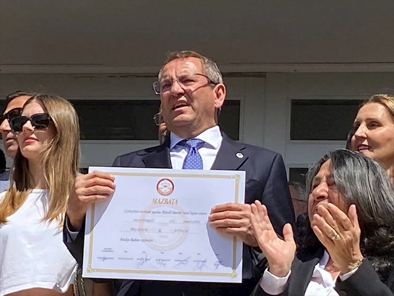 Ayvalık Belediye Başkanı Mesut Ergin ve meclis üyeleri mazbatalarını aldı