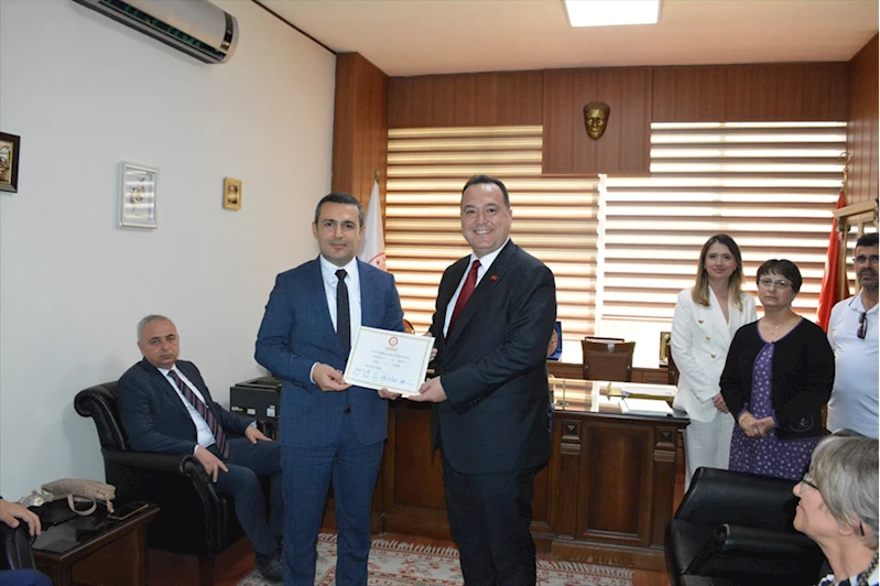 Yeniden seçilen Akhisar Belediye Başkanı Besim Dutlulu, mazbatasını aldı