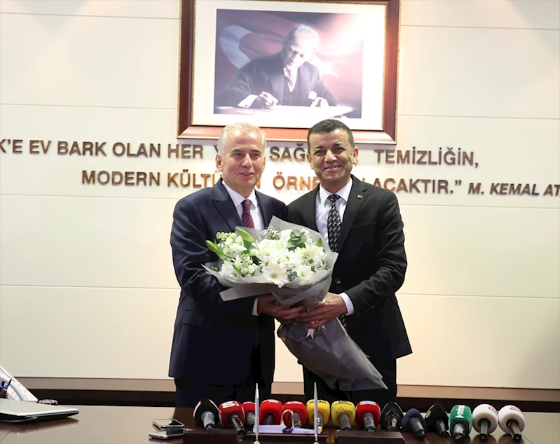 Denizli Büyükşehir Belediye Başkanı seçilen Çavuşoğlu görevi devraldı