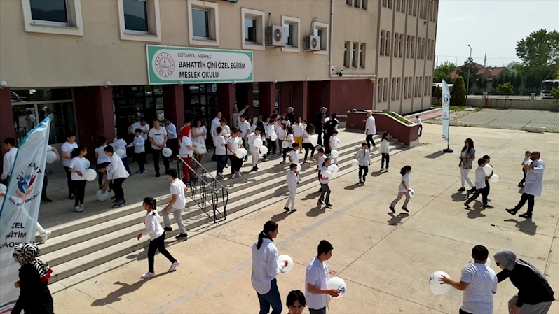 Kütahya’da özel öğrenciler beyaz giyinip engellilere dikkati çekti