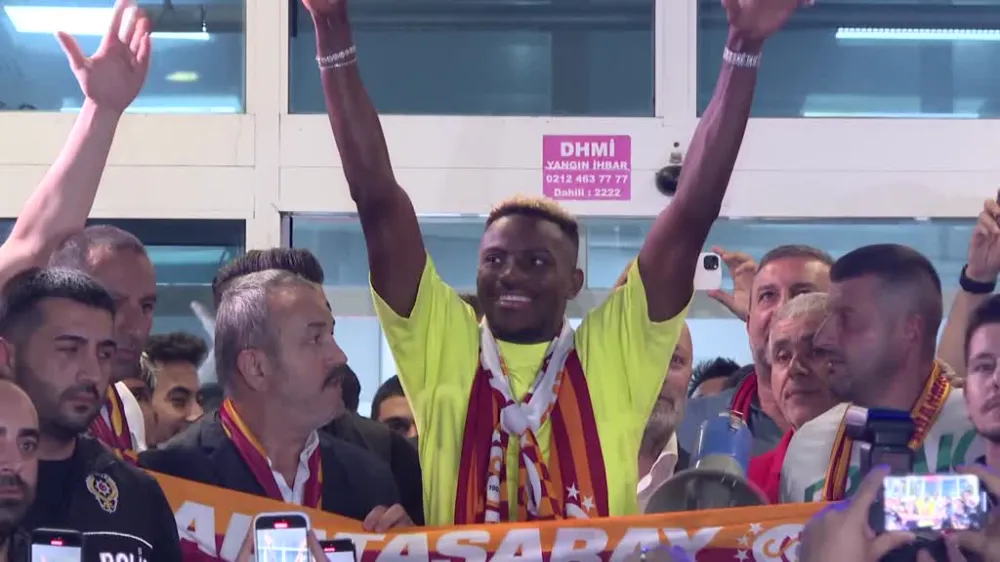 Galatasaray’ın transfer görüşmelerini sürdürdüğü Nijeryalı forvet Victor Osimhen, İstanbul’a geldi