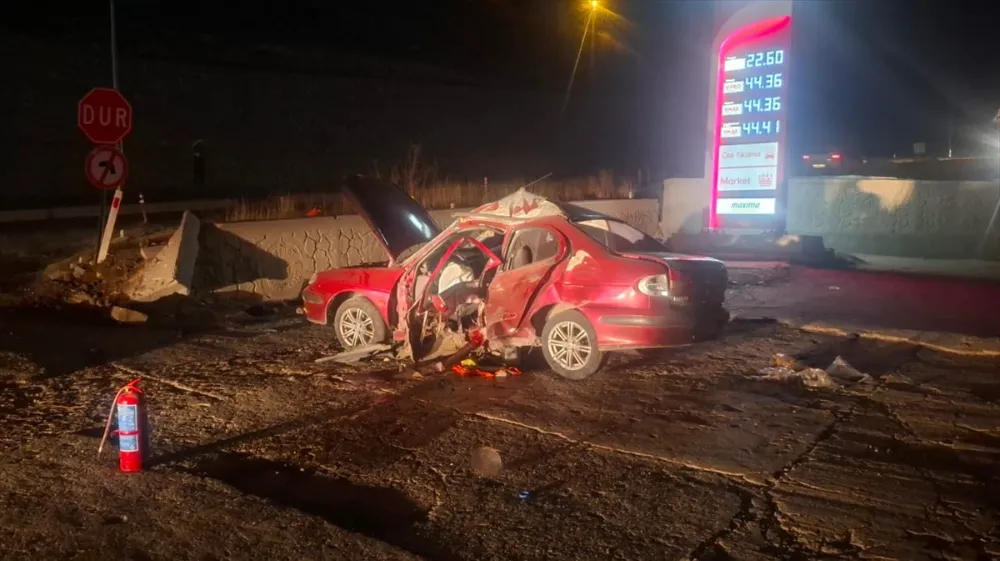 Kütahya yeni aldığı otomobiliyle akaryakıt istasyonun duvarına çarpan genç öldü