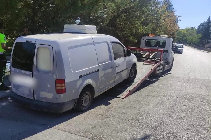Eskişehir İl Emniyet Müdürlüğünden metruk araçların kaldırılmasına yönelik çalışma yapıldı