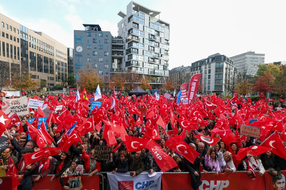 Özgür Özel Brüksel’de konuştu: “Susmayacağız, dayanışmayı büyüteceğiz”