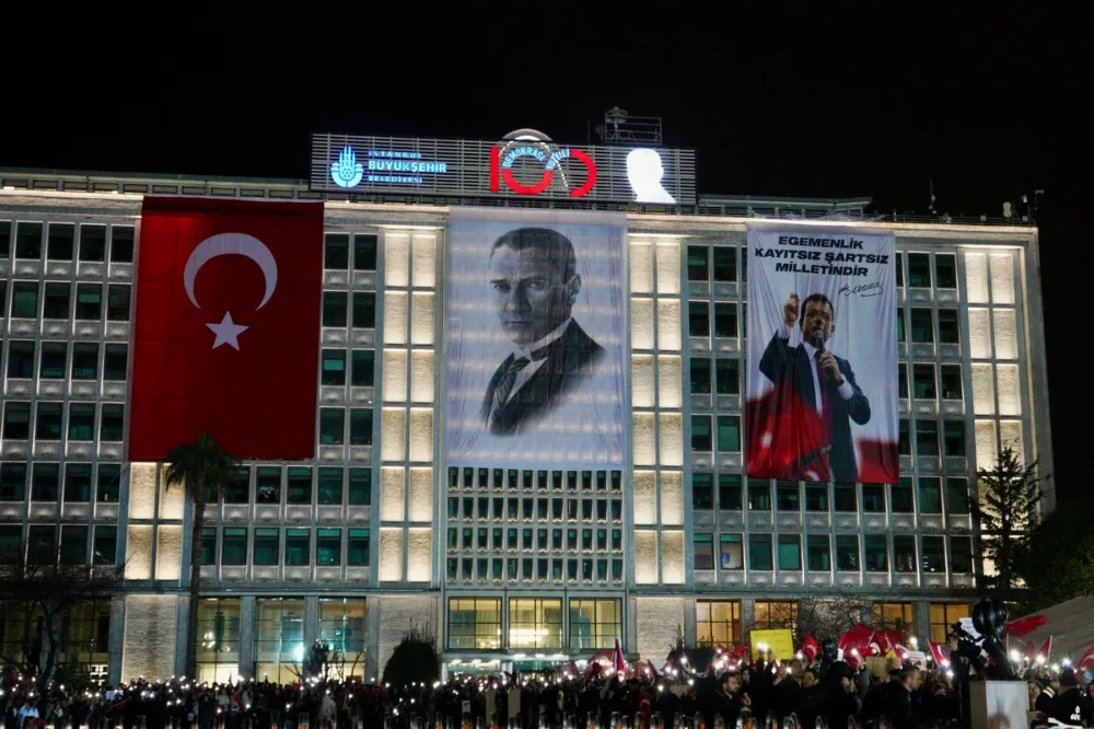   Saraçhane’de Büyük Protesto: İmamoğlu’na Destek Çığ Gibi Büyüyor!