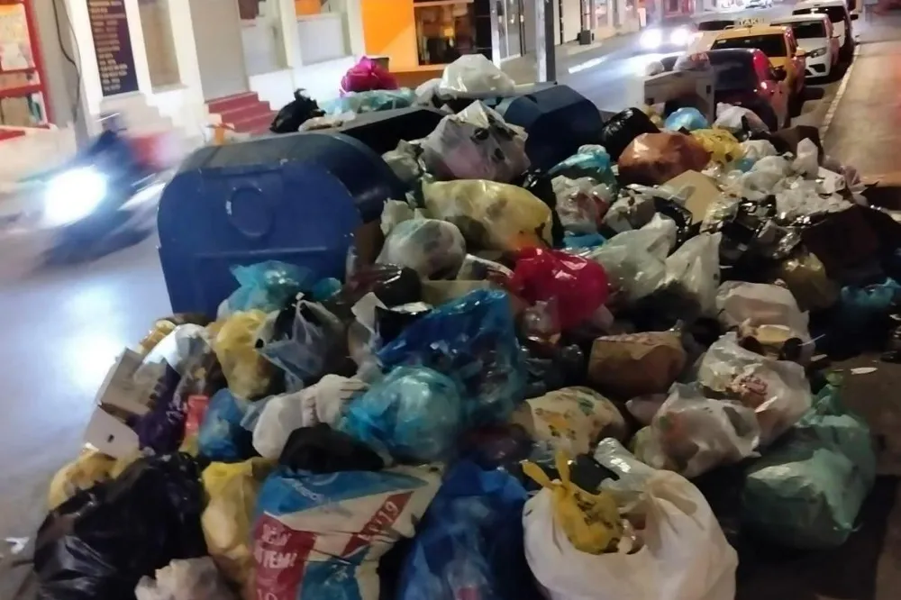 Buca’da Bayram Öncesi Çöp Krizi!