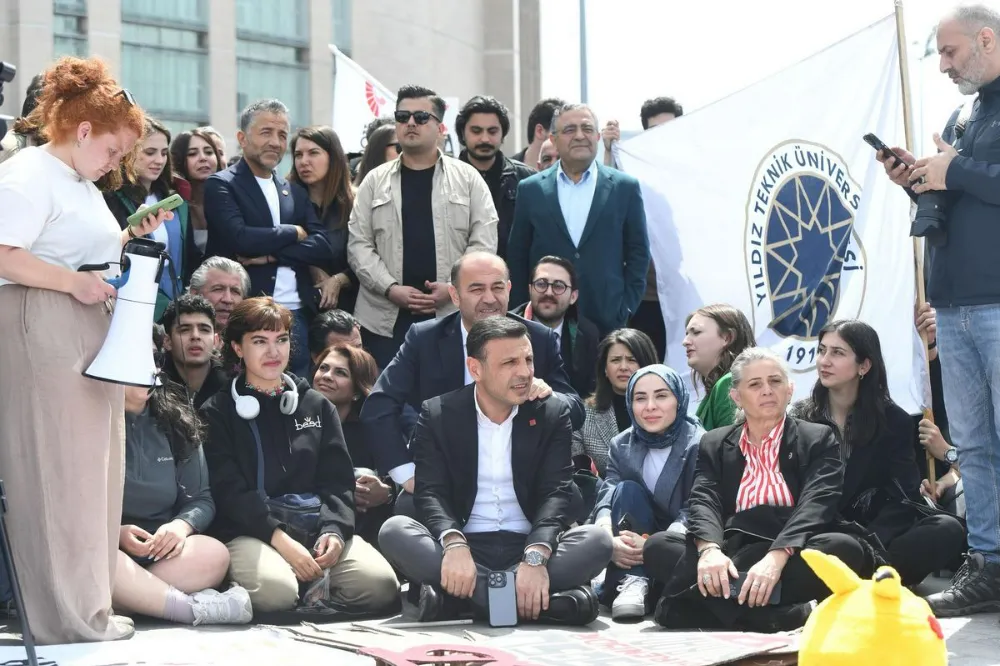 CHP’li Sevgi Kılıç’tan Adliye Önünde Sert Tepki: “Gençlere Cadı Avı, Adalete Kumpas Uygulanıyor”