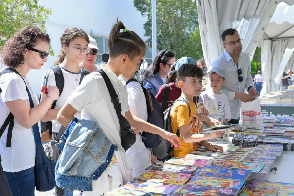 İzmir Kitap Fuarı’na Yoğun İlgi: Kitapseverler Kültürpark’ı Doldurdu