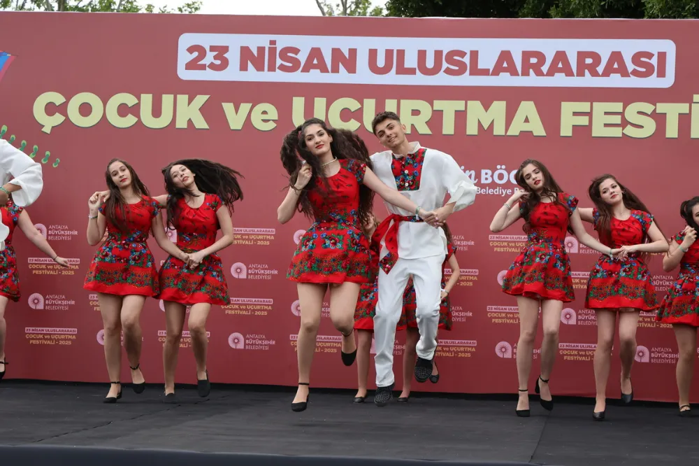  Antalya Sokakları Dünya Çocuklarıyla Şenlendi