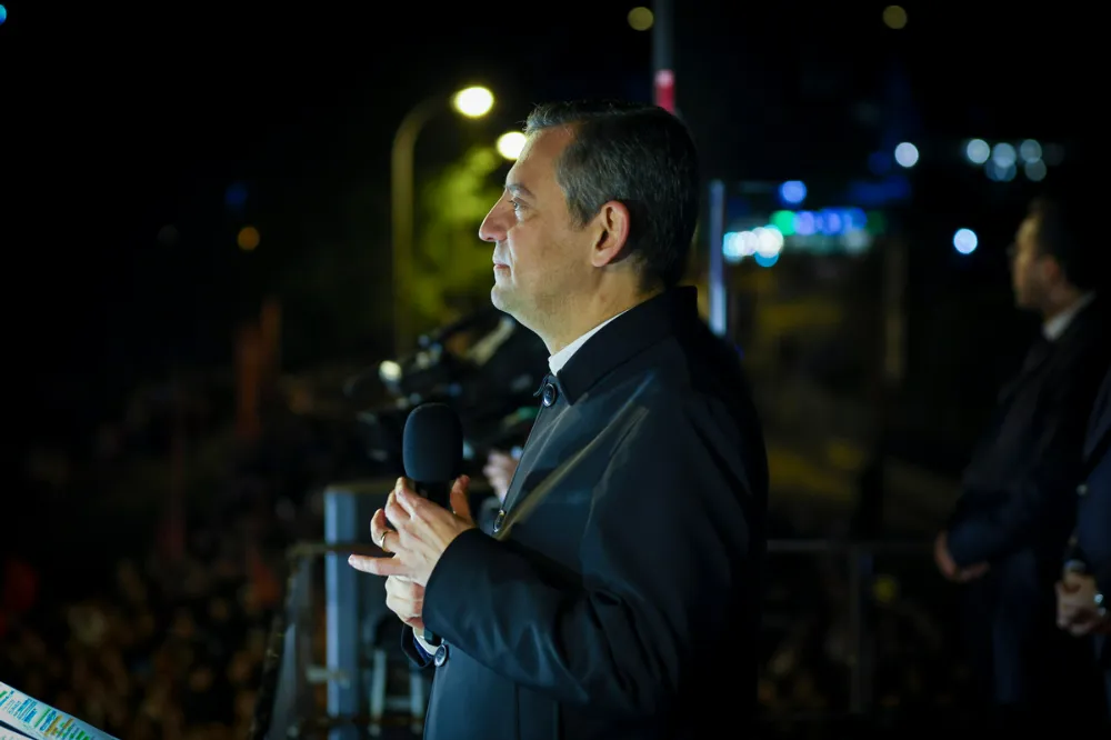 Özgür Özel’den Başakşehir Mitinginde Sert Mesajlar: “AK Parti Artık İktidar Değil, Vesayet Odağıdır”