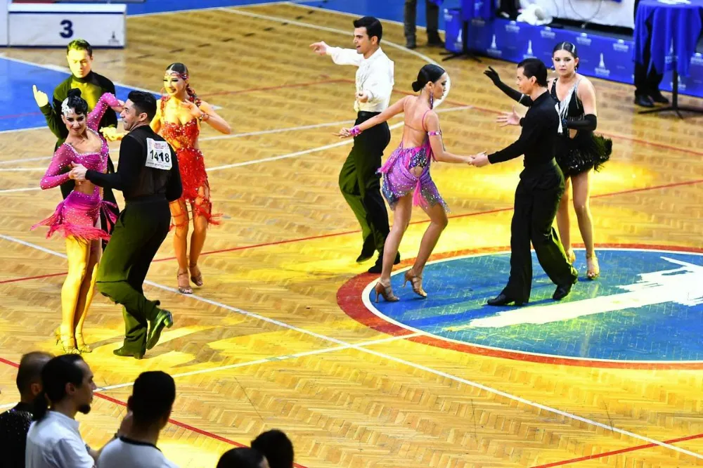   İzmir’de Renkli Rekabet: 400 Dansçı Şampiyonluk İçin Sahnedeydi