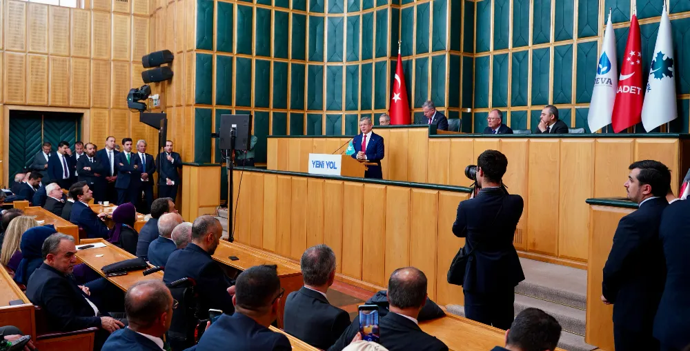 Ahmet Davutoğlu’ndan Özgür Özel’e Yapılan Saldırıya Sert Tepki: “Siyasi ve Toplumsal İklimin Ne Kadar Bozulduğunun Göstergesidir”