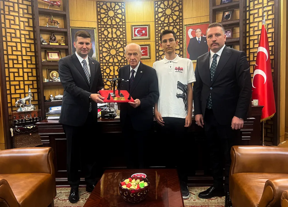 MHP Lideri Bahçeli’ye “TÜRKHAN” İHA Prototipi Takdim Edildi