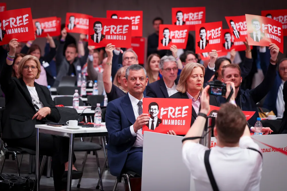 Özgür Özel’den Berlin’de Sert Mesajlar: “Türk Halkı Demokrasiden Asla Vazgeçmeyecek”