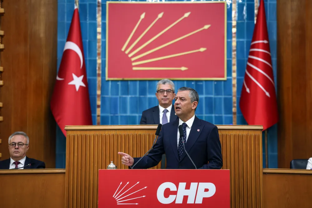 Özgür Özel’den Sert Mesajlar: “Atatürk’ün Partisini Ne Kayyıma Teslim Ederiz Ne Yargı Oyunlarına”