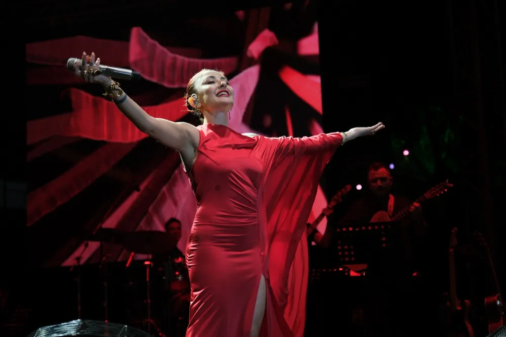   Sivrihisar’da 60 Bin Kişilik Müzik Coşkusu: Melek Mosso ve Ankaralı İbocan Sahneyi Salladı