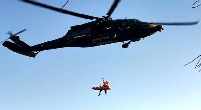 Marmaris’te kayalığa düşen çoban helikopterle kurtarıldı