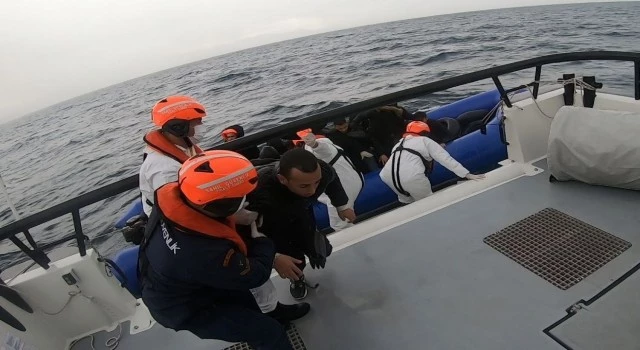 İzmir açıklarında 69 düzensiz göçmen yakalandı, 43kişi kurtarıldı