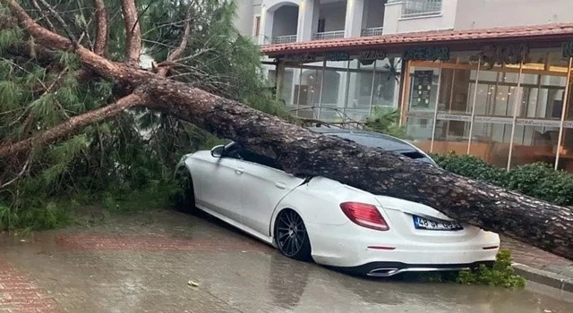 Savaş değil fırtına sonrası Marmaris 