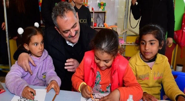 4 bin 526 öğretmen,  enkazlarda arama kurtarma çalışmalarına destek verdi
