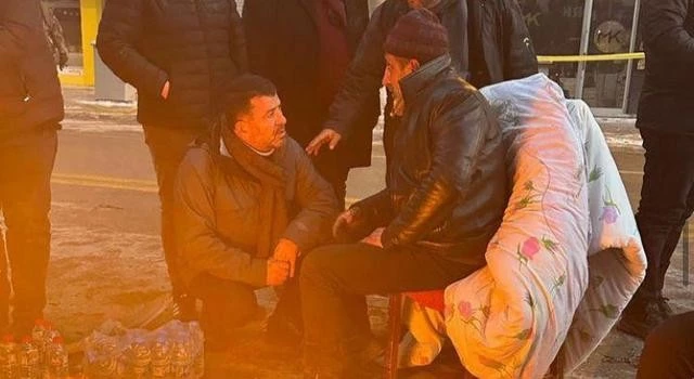 Ağbaba, Depremzedelerle birlikte