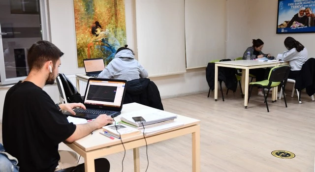 Gençlik Merkezleri Uzaktan Eğitim Döneminde de Gençlerin Yanında