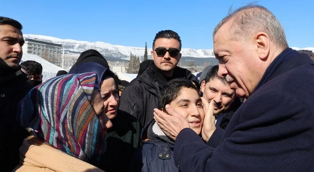 Erdoğan, Kahramanmaraş’ta deprem bölgesinde incelemelerde bulundu