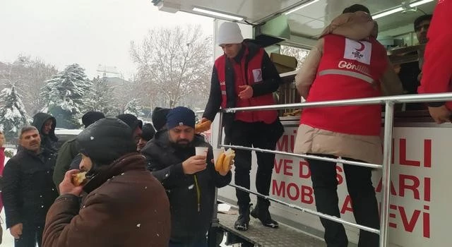 Kızılay depremzedelere destek olmak için tüm ekiplerini seferber etti