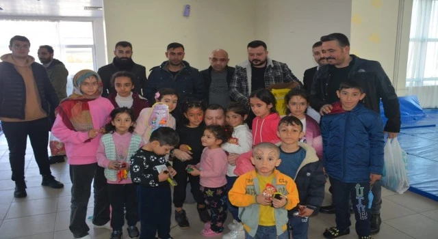 Ülkü Ocakları depremzedelerin yanında