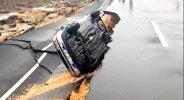 Yolda oluşan yarıklara araçlar düştü