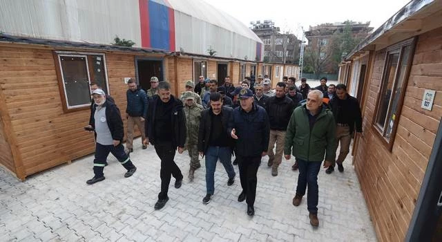 Akar, Hatay’da Esnaf İçin Kurulan Prefabrik Çarşıda İnceleme yaptı