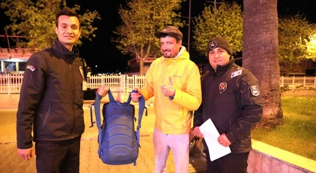 Belediye personeli içinde para dolu çantayı sahibine teslim ettiler