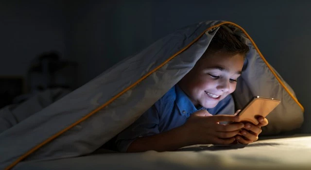 Çocukların yüzde 49’unun elinden gece yarısı telefon düşmüyor