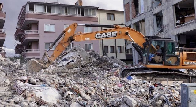 Jandarma Astsubay Özlem Özçelik depremzedelere yardım eli uzatıyor