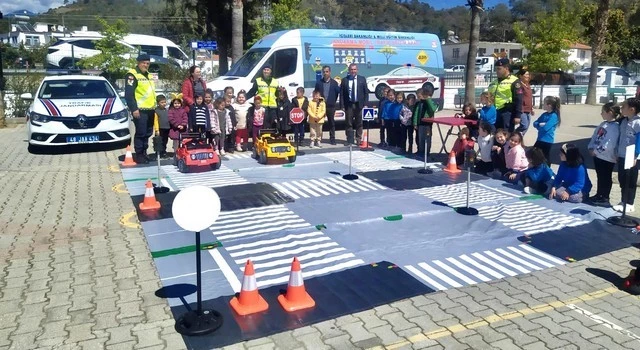 Muğla’da çocuklara oyunla karışık trafik eğitimi
