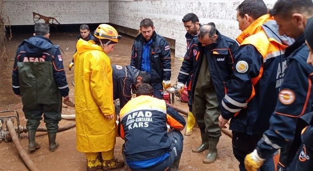 Sel sonrası arama kurtarma çalışmaları aralıksız devam ediyor