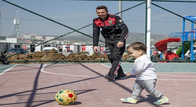 Yunus Timleri Konteyner Kentteki Çocuklarla Oyunlar Oynuyor