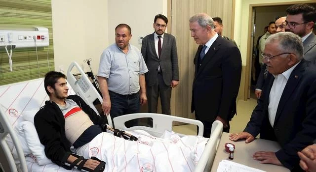Akar, Kayseri Şehir Hastanesinde Tedavi Gören Depremzede Hastaları Ziyaret Etti