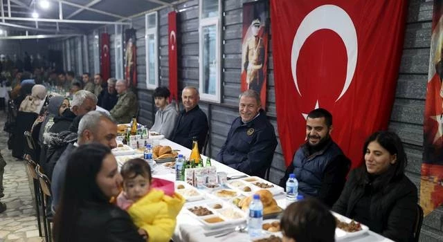 Bakan Akar Hatay’da Şehit Aileleri ve Gazilerle İftar Yaptı