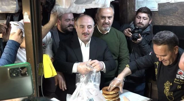 Bakan Varank, Toog’la geldi, simit çayla sahur yaptı