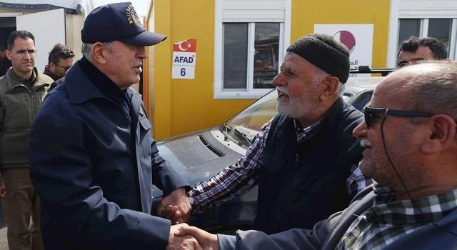 Hulusi Akar, Hatay’ın Defne İlçesindeki Depremzede Vatandaşlarla bir araya geldi