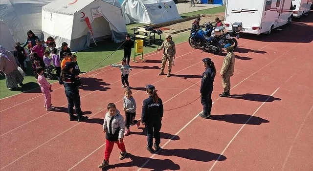 Jandarma  Çadır Kentte Oyunlar Oynadığı Çocuklara Moral Veriyor
