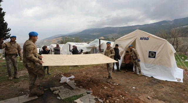 Jandarma Deprem Bölgesinde Yaraları Sarmaya Devam Ediyor