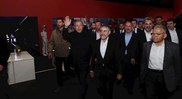 Akar,  Öğrencilerle MSB Dijital Gösterim Merkezinde Bir Araya Geldi