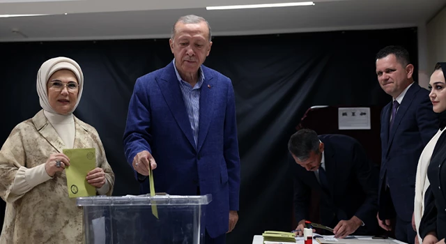 Cumhurbaşkanı Erdoğan, oyunu Saffet Çebi Ortaokulu’nda kullandı